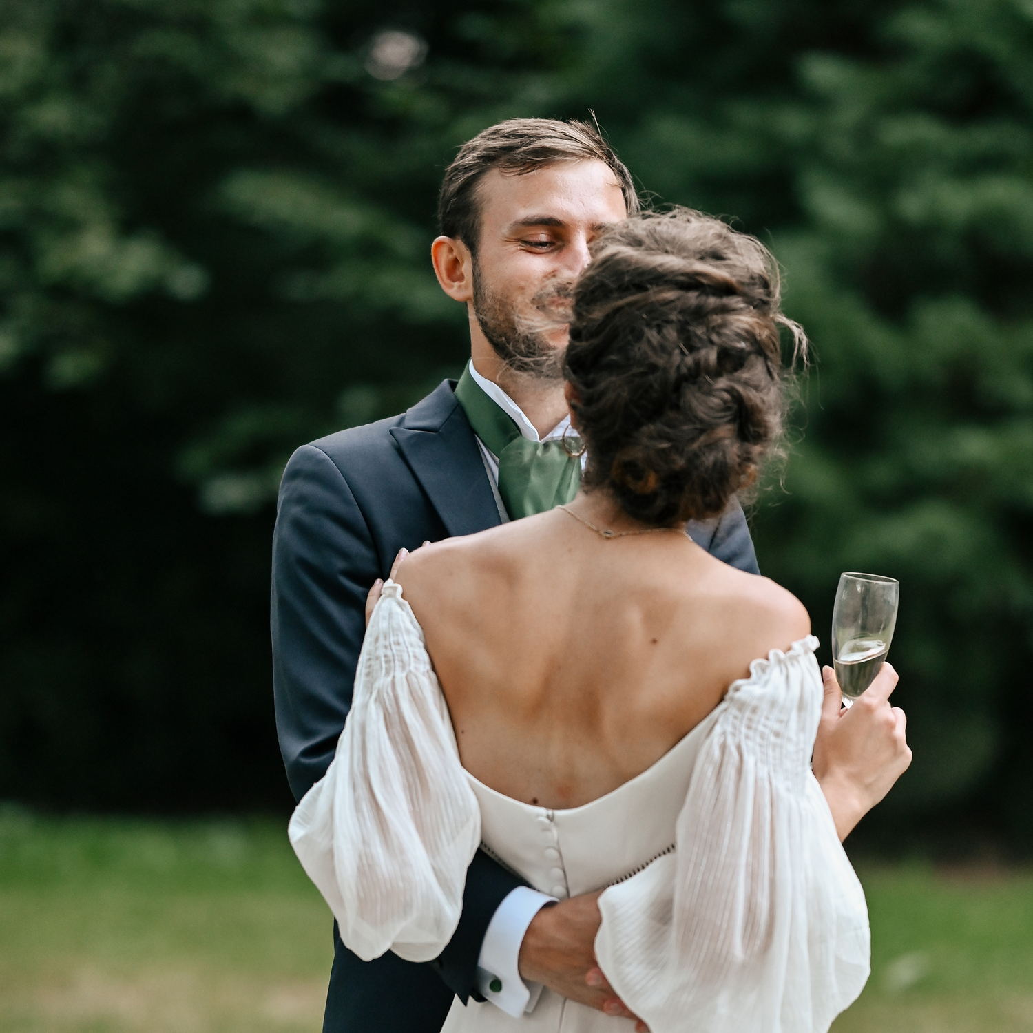 Les mariés enlacés dans le parc. © Constance VIOT.