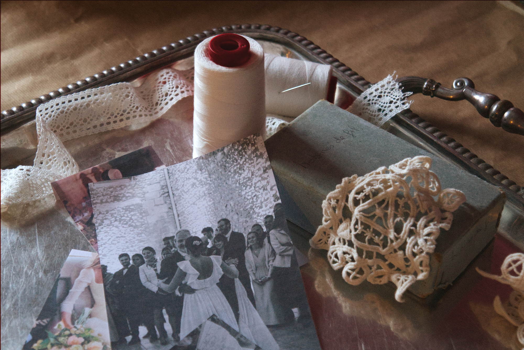 Fil, dentelles et photographies à l’atelier. © Constance VIOT.
